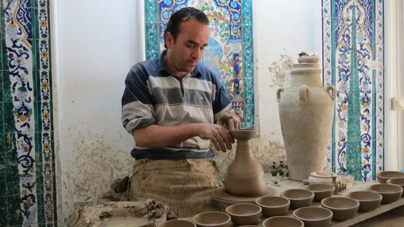 Garncarz przy kole w warsztacie ceramicznym w Nabeul