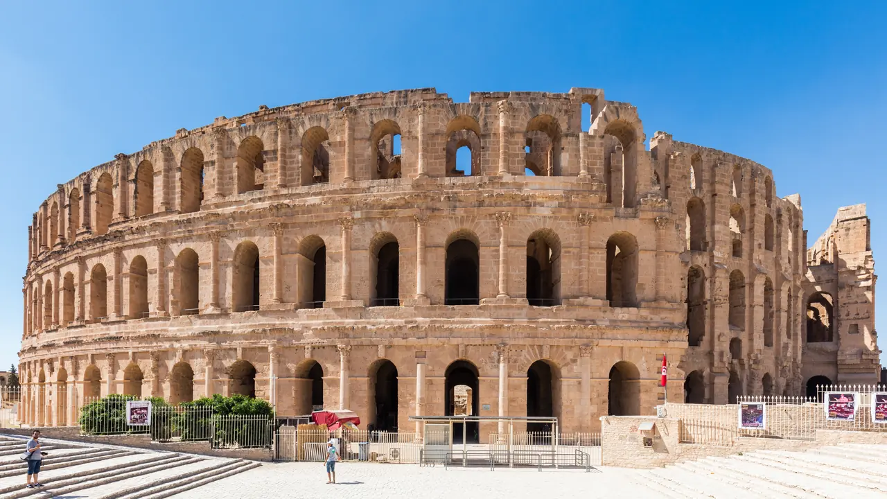 Rzymski amfiteatr w El Jem w Tunezji, widziany z zewnątrz pod czystym niebem