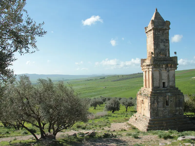 Il teatro, le terme e il mausoleo